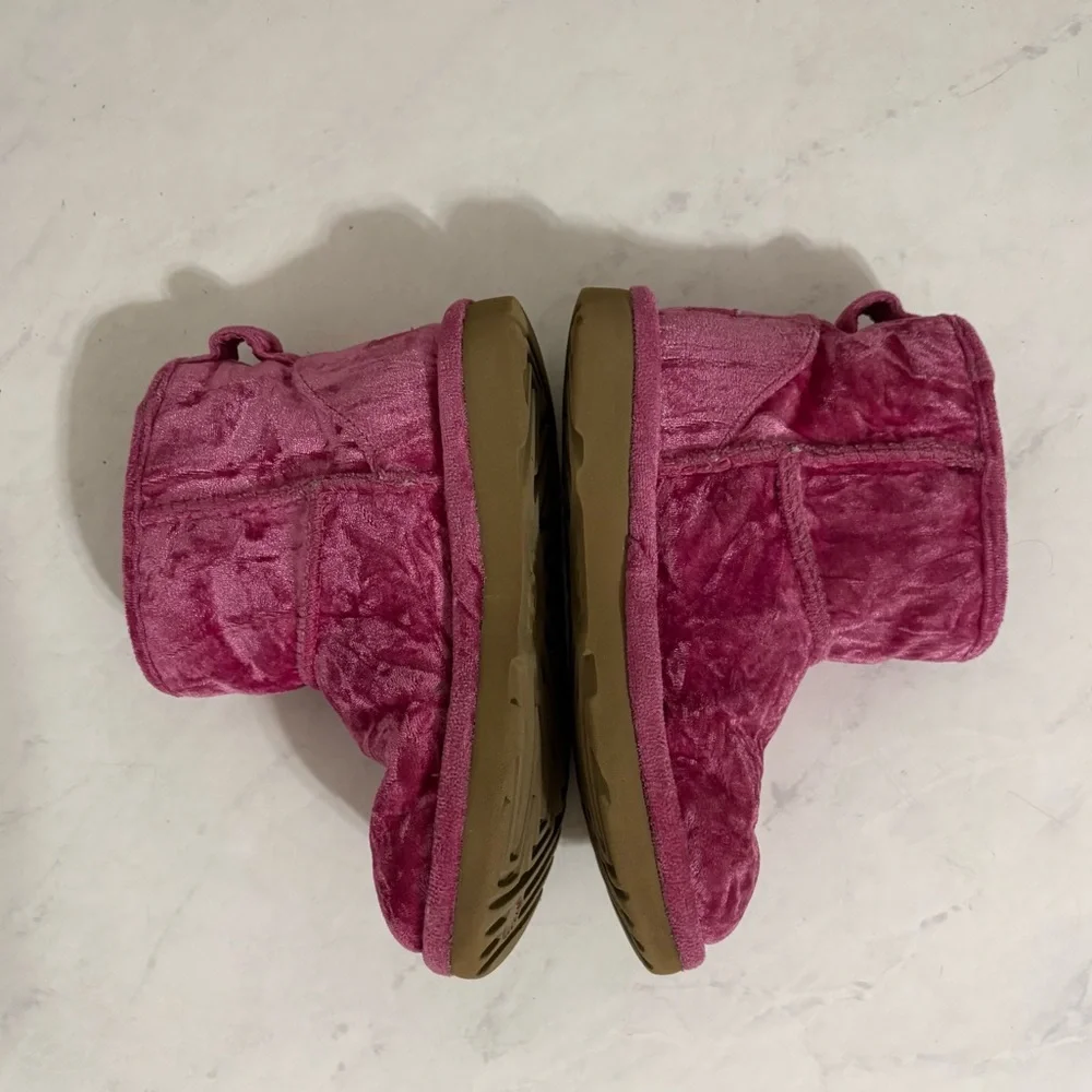 UGG Girls Size 1 Classic Mini II Pink Velvet Ankle Boots Colorful Preppy Retro